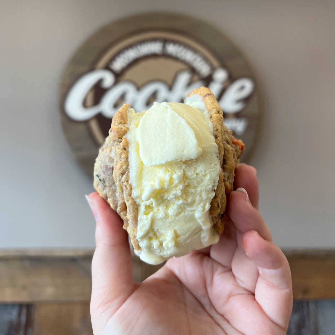 mmccknoxville's tweet photo. Swipe for a sweet reveal! 🍪
#ChubbyDecker #TreatYourself #MoonshineMountain #Cookies #IceCream #PerfectCombo #KnoxvilleFood #Knoxville #KnoxvilleIceCream #KnoxvilleCookies #KnoxvilleTn #FountainCity #WestHills #Farragut https://t.co/QBd4VnOEiV