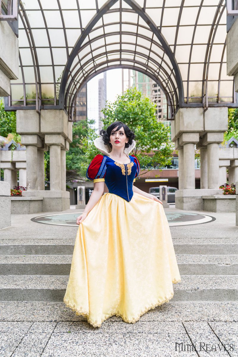 mimireaves's tweet photo. Who else watched the trailer this weekend? 😬 yikes. Anyway, here's my cosplay that I did years ago!
📸 @mikewuphoto 
#snowwhite #snowwhitecosplay #snowwhiteandthesevendwarfs https://t.co/f6OXHeUN1c