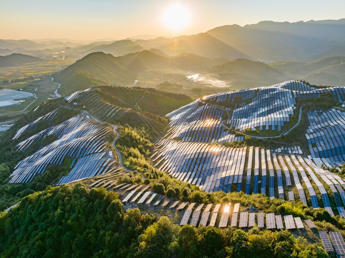 SharpsPixley's tweet photo. Concerns that the solar panel industry has been overproducing, has been a temporary headwind for silver. Meanwhile gold has been supported by an escalation in geopolitical risk. Discover more in, The Sharp Perspective. https://t.co/142LNujp2A #Silver #Gold #Investments https://t.co/AHmwu0TC8J