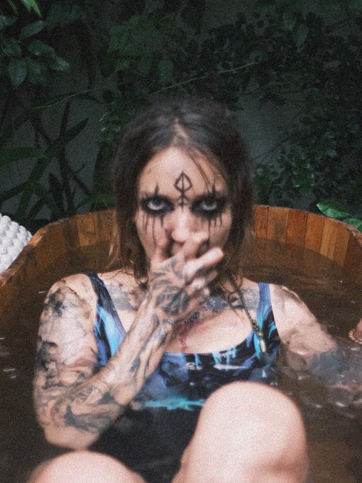 My weekly energizing ritual. Ice baths 🛀🏼 🧊 15 minutes in 6 degree water is the best formula to energize<a href="/tag/footfetish"class="tags"><span>#footfetish</span></a><a href="/tag/feet"class="tags"><span>#feet</span></a><a href="/tag/feetpic"class="tags"><span>#feetpic</span></a><a href="/tag/dominafeet"class="tags"><span>#dominafeet</span></a>