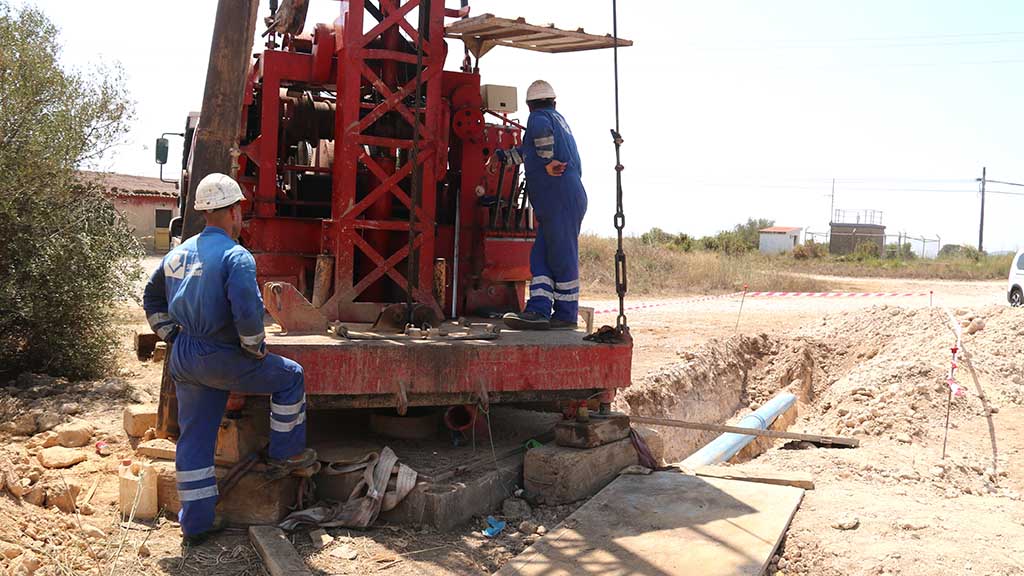 🔴💧❌ #AMPLIACIÓ · VÍDEO · Ulldecona prepara un segon pou d'emergència per abastir el reg i també la ciutadania a la tardor

📷 LA NOTÍCIA: setmanarilebre.cat/ampliacio-%c2%…

<a href="/ajuntulldecona/">Ajuntament d'Ulldecona</a>, <a href="/NuriaVentura/">Núria Ventura Brusca</a>, <a href="/u_radiofm/">U Ràdio</a> <a href="/alpabern/">Albert Palacios</a> #Ulldecona #TerresdelEbre