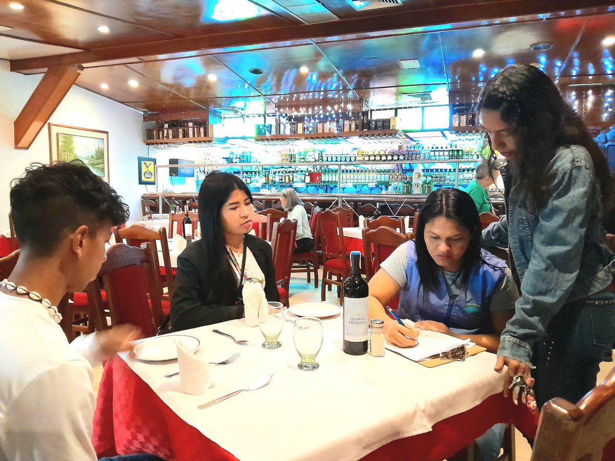 Nuestro equipo de la Coranztur visitó el Restaurant El Rincón del Bucanero en la Calle Juncal, frente a la Plaza Bolívar de Puerto la Cruz, que ofrece un ambiente familiar, menú variado y música agradable, cumpliendo con todas las normativas legales.