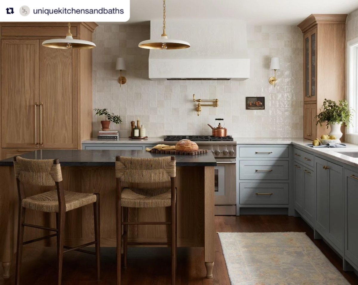 AmericanHardwds's tweet photo. With #RealAmericanHardwood cabinetry the possibility of achieving your dream kitchen is always possible.
Kitchen design by #TanyaSmithShiflett
Cabinetry by #UniqueKitchensandBaths
Photo by #BrianWetzelPhoto
#RealAmericanHardwood #AmericanHardwoods #customcabinets #customcabinet https://t.co/rQIiPcq9XU