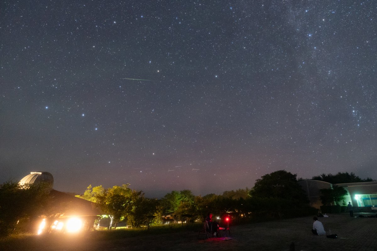 man_ten_bo_shi's tweet photo. 石川県能登半島からも低緯度オーロラを撮影できました!!
低い空の赤っぽいところが低緯度オーロラです。

写真中央より少し左上にはペルセウス座流星群の流れ星が写っています。
低緯度オーロラ×ペルセウス座流星群の共演を撮影できました。

2024/8/12 23:14
場所：石川県能登町(北緯37.34°) https://t.co/9nKq2n5teg