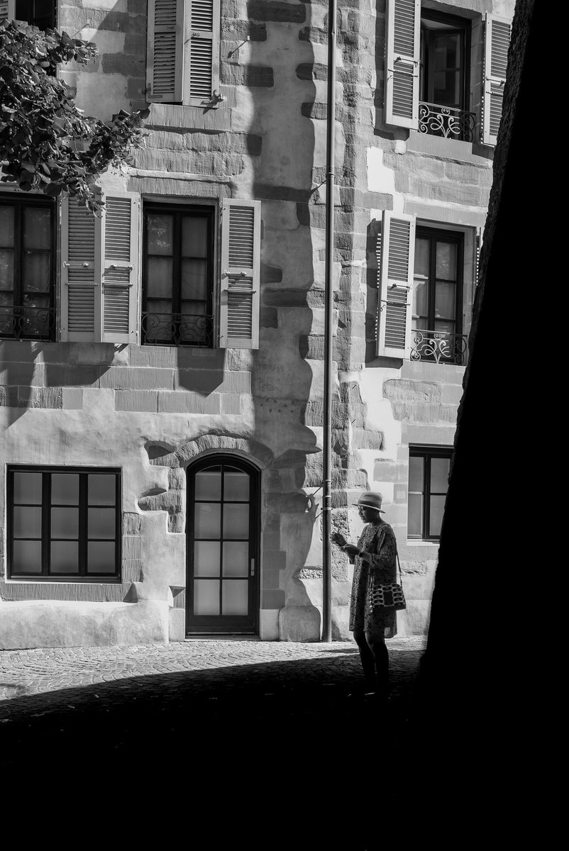 Black and white street photography in the old town in Geneva 

Copyright Kieron Beard
#streetphotography #oldtown #silhouette #contrast