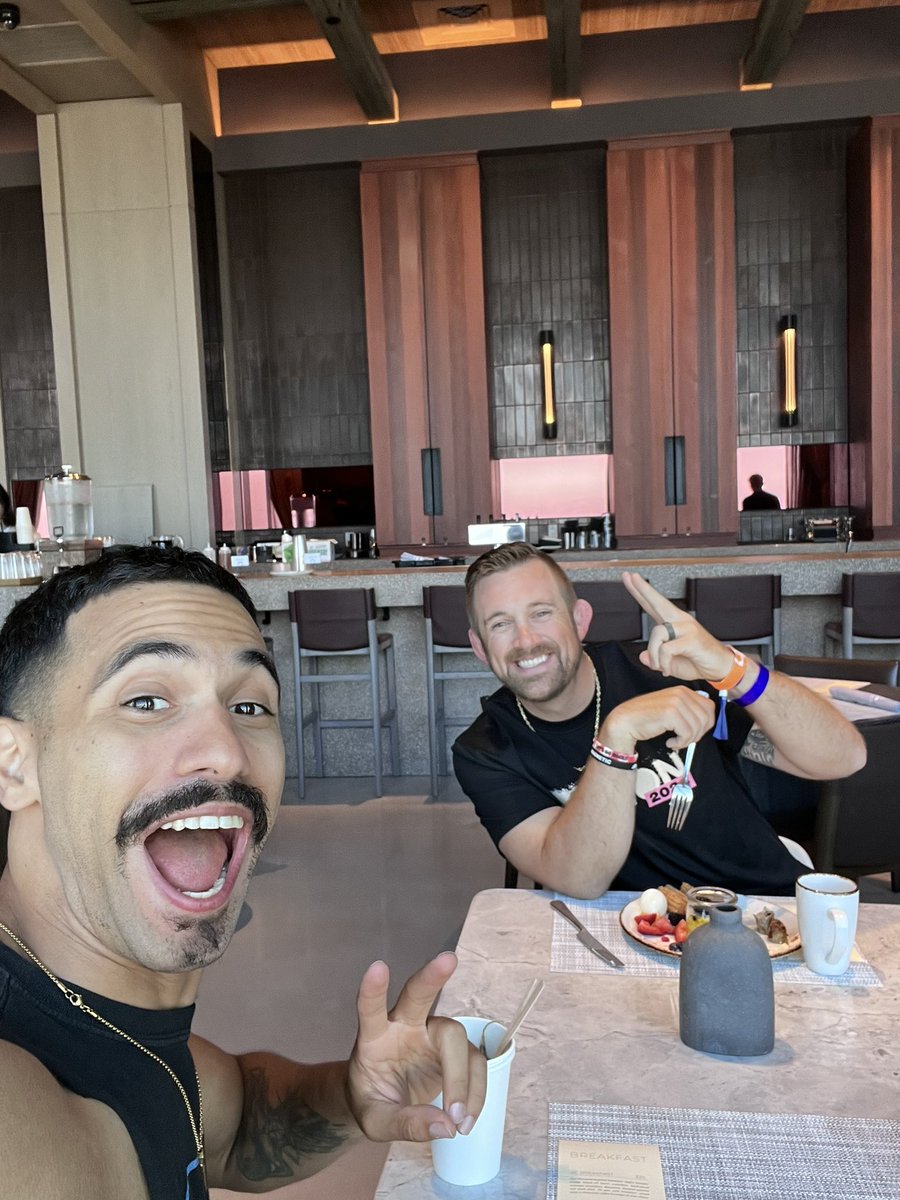 MoneySmartVic's tweet photo. @schmupergirl @veecon @TheStarsPodcast @BurgeUK @e22vault @thisismycrypto3 @iamaveefriend @chriscuningham @NFTKatie @garyvee @jeremyknowsVF Kicked off the morning of Day 3 with Ron ! 

#wheresron ! https://t.co/myVCfEiScD