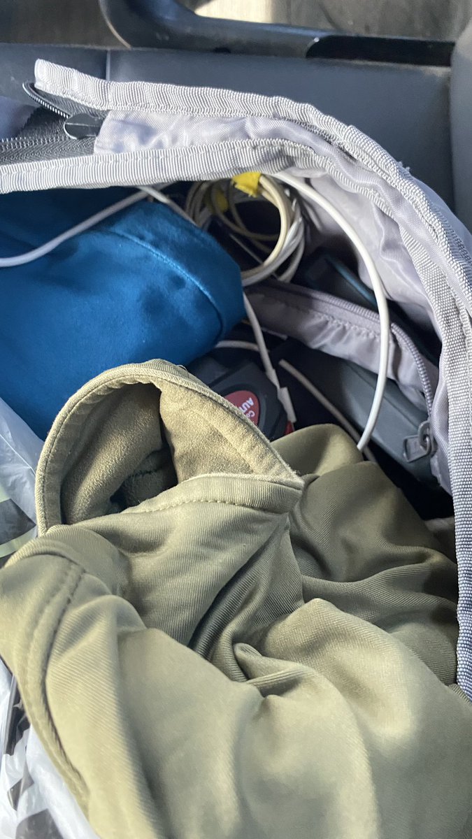 arq_balam's tweet photo. @VivaAerobus que mal servicio con el equipaje #documentado, todo el interior de la maleta revuelto, rompieron el candado que llevaba y hasta las llaves se querían #robar tus trabajadores al bajar las cosas en #Guadalajara https://t.co/WAzREtC4uC