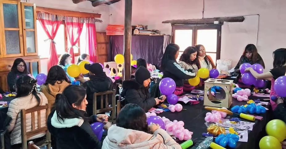 SomosMas_PJ's tweet photo. 🔊 Apostando a la formación continua y la profesionalización de oficios, agradecemos a quienes participaron de la clase de 👑Balloon Bouquet👑 en #MAIMARA
💥 Con un Taller al 💯 x 💯 la Rama Femenina-Pj Maimara acercó nuevos saberes a mujeres del interior. ✌🏽🇦🇷 https://t.co/gIBz9FfkqL
