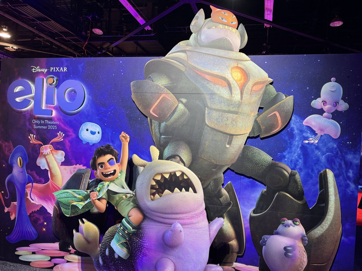 DisneyAnalysiFR's tweet photo. [Spécial #D232024] Faisons également un dernier tour par le stand de #Pixar avec #ToyStory5, #ViceVersa2, #Elio et la prochaine série #DreamProductions !

#D23 #DisneyD23 #DisneyTwentyThree https://t.co/SYUmnzIJK5