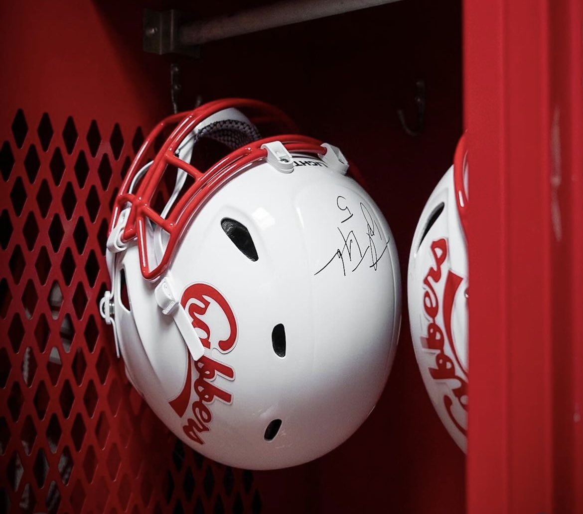 TyrodTaylor's tweet photo. Teamed up with @crabbersports x @lighthelmets to provide an elevated look of Hampton High tradition and new helmets for the upcoming season! “Look good, feel good, play good”.
•
Wishing the football program a healthy and successful season. #CrabberPride🦀 https://t.co/AqwCWvCAKH