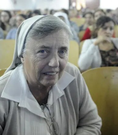 FurmanElias's tweet photo. Una adolescente de Concordia víctima de abusos, golpes y otras vejaciones donde el poder político estuvo involucrado y denunciado por la monja Martha Pelloni se tuvo que ir del país y el periodismo no habló nada !! https://t.co/CDXYsD3Pa2