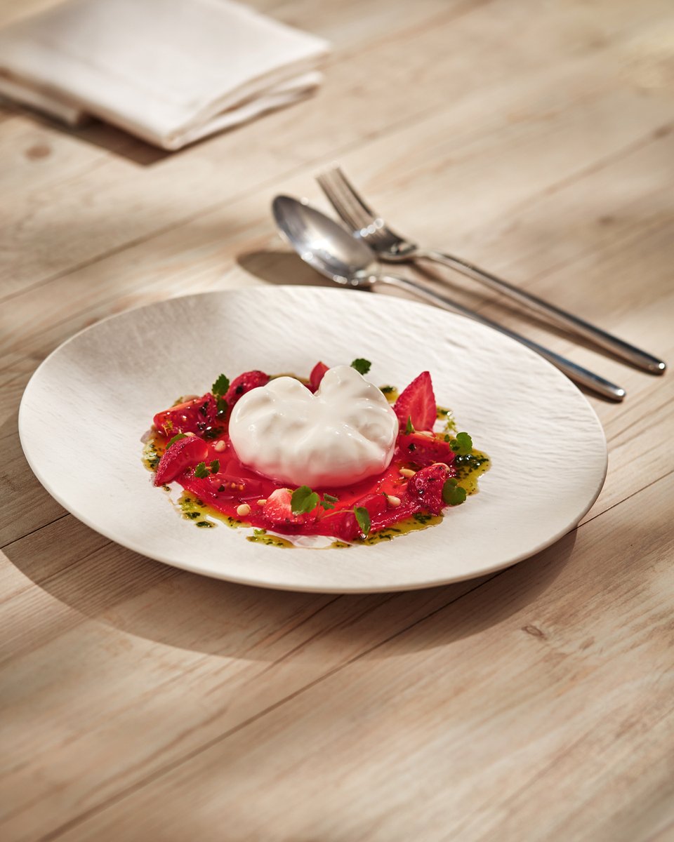 ExploraJourneys's tweet image. Where Mediterranean allure meets gourmet delights – welcome to the Med Yacht Club, your gateway to a culinary journey at sea.

#ExploraJourneys #OceanStateOfMind #SailUnique