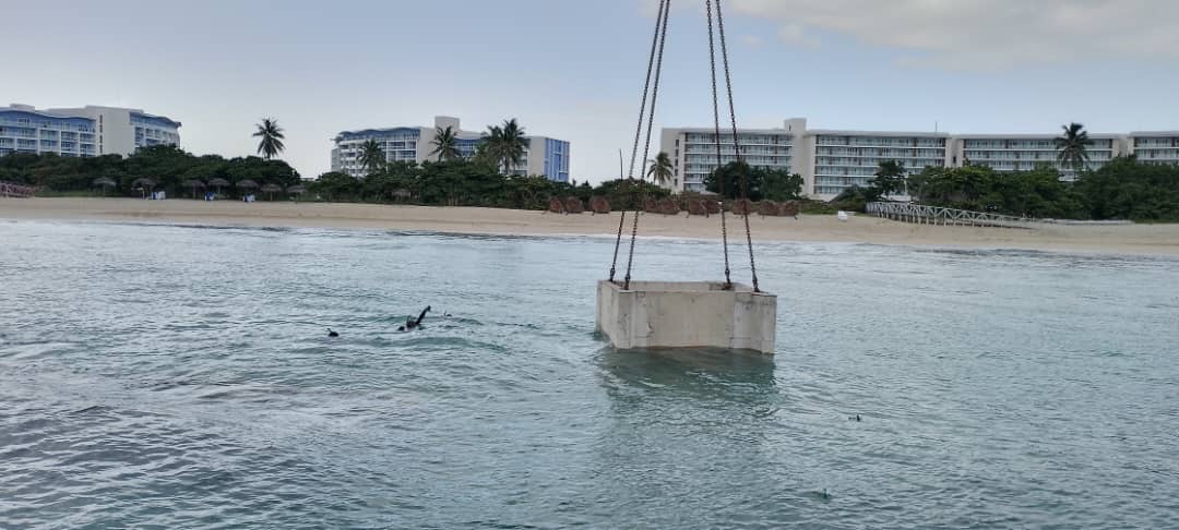 dias_e40705's tweet photo. Los rompeolas de la obra Playa Artificial Del Oasis de @arcos_varadero dirigida por la UGDC2 se encuentran compuesto cada uno por 30 cajones , a pesar de los mal tiempos por estos días , se prepárala colocación de 6 de los en el rompeolas 3.
#ARCOSVaradero https://t.co/3SRTQNF4ji