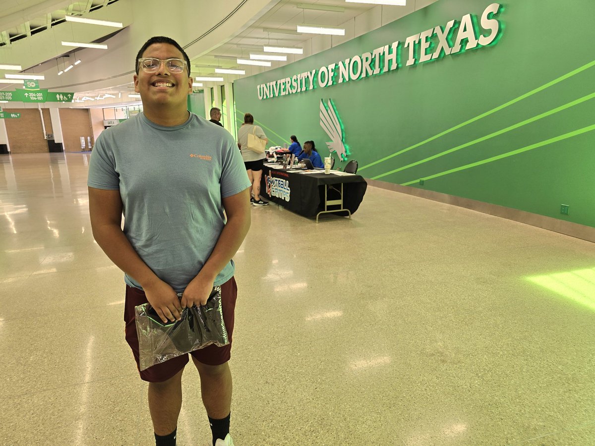 Meza_Sebatian09's tweet photo. @MeanGreenFB I appreciate the football program you hosted. #SportsInternationalFootballCamps #Defense #Offence #Lineman #Football #Camp #Meza https://t.co/MUCJL5u3wV