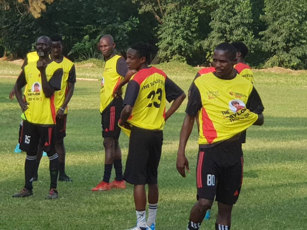 Wonderful to see these left over #TaylorTrek shirts kitting out Mahoney Utd FC IN #Chiredzi #Zimbabwe
Many thanks to <a href="/WFCTrust/">Watford FC CSE Trust</a> for donating them.
#Watfordfc #GrahamTaylor #ThankYouGT <a href="/Sir_NG/">Nigel Gibbs 💙</a>