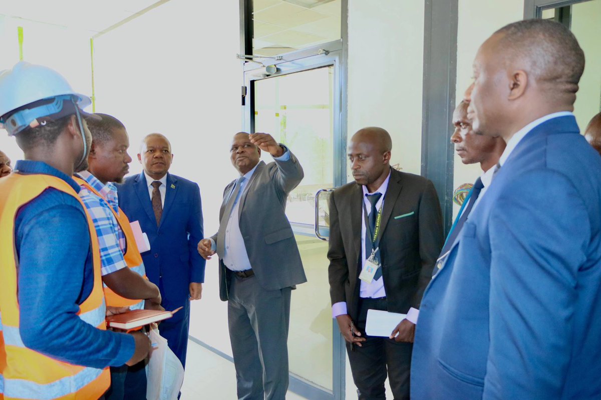 TRATanzania's tweet photo. #Sengerema
Kamishna Mkuu wa Mamlaka ya Mapato Tanzania (TRA) Bw. Yusuph Mwenda leo tarehe 12.08.2024 ametembelea ofisi ya TRA wilaya ya Sengerema   ambapo amekagua ujenzi unaoendelea wa ofisi ya TRA ya wilaya hiyo, pia amezungumza na watumishi wa TRA walioko katika wilaya hiyo. https://t.co/KgWEjIS2Nb