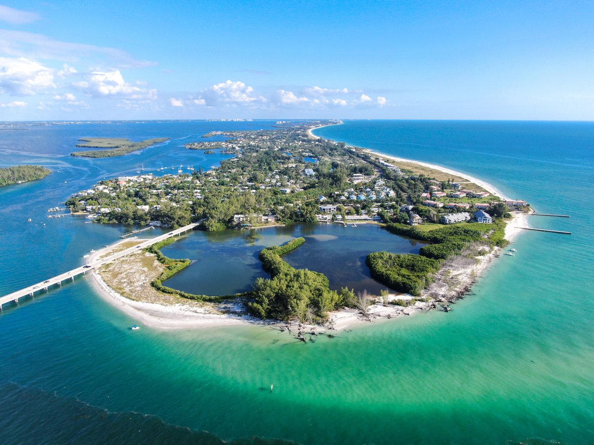 Florida_RBO's tweet photo. Longboat Key vs. Siesta Key - which is better? Read our findings: 
https://t.co/LyAJ0YULk9 https://t.co/ov60NT6rwT