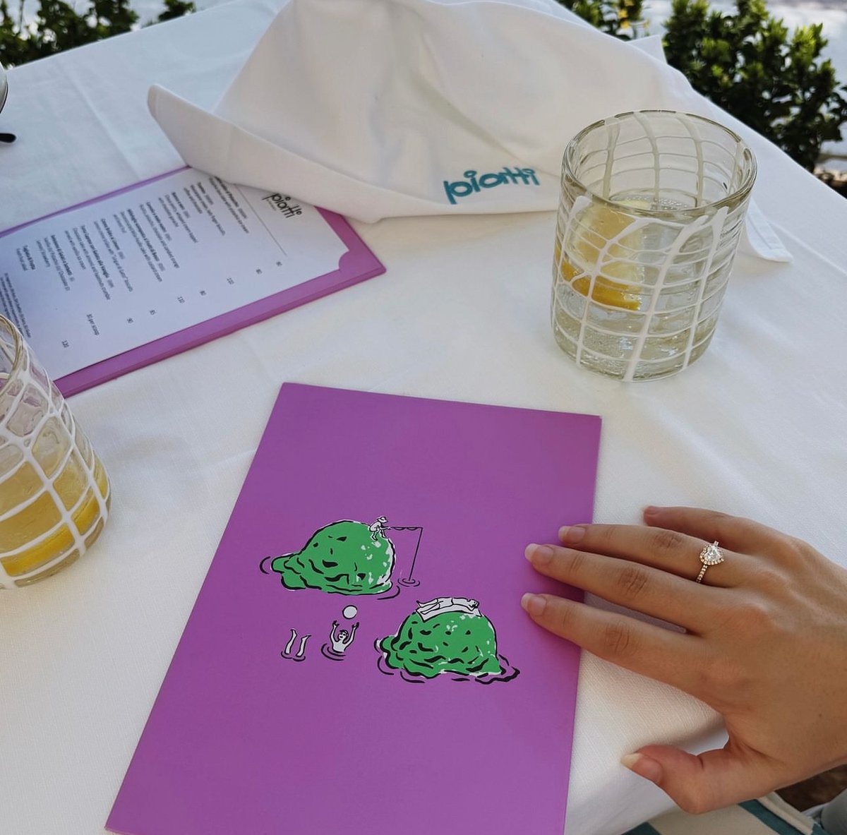 Which one is your favorite?
yellow gold, white gold or rose gold?
Check out our Mon Amour
#CaratBlanc #MonAmour #EngagementRing #WeddingRings 
caratblanc.com/products/mon-a…