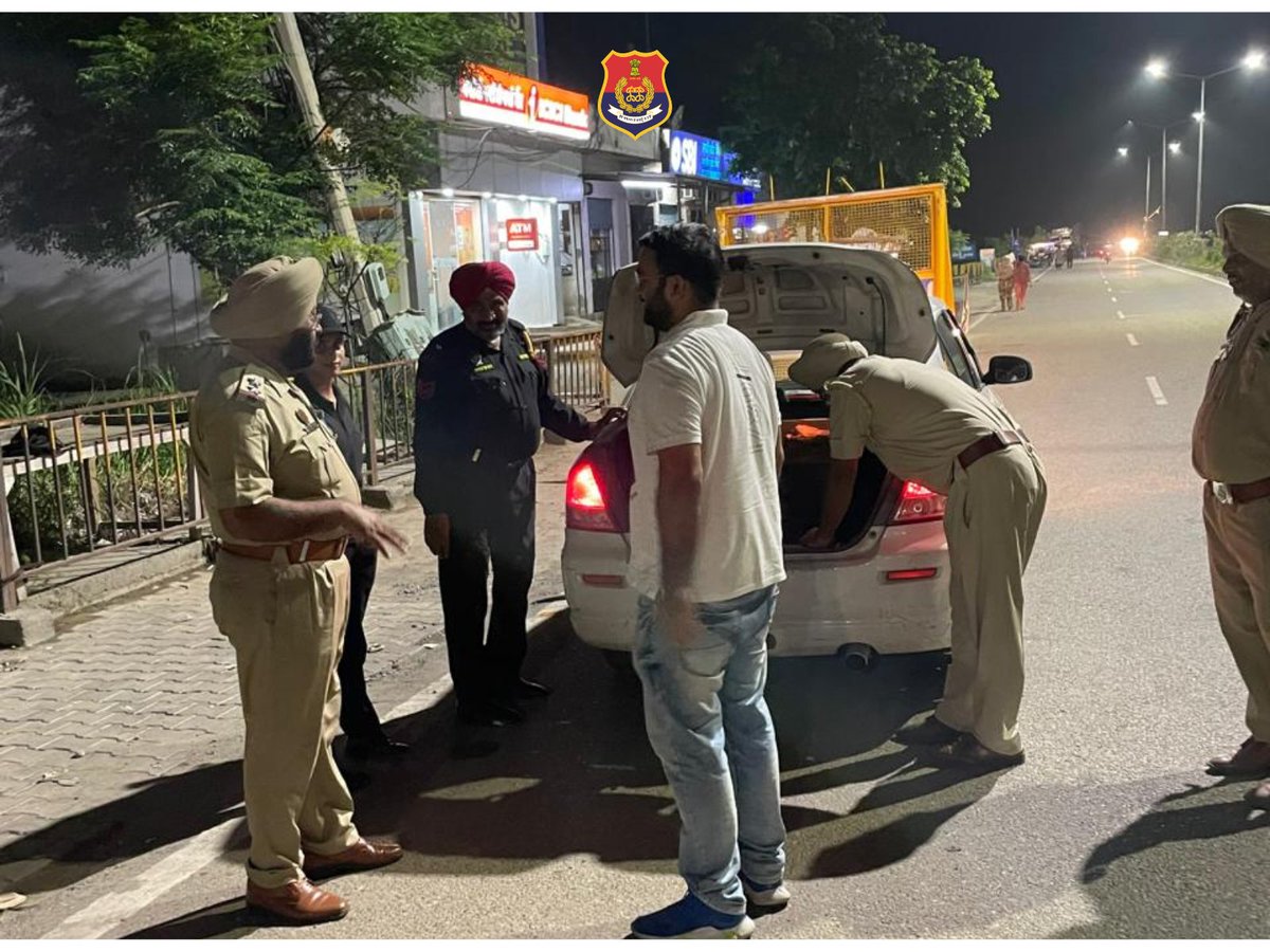 PP_Gurdaspur's tweet photo. In the concern of Independence day, Gurdaspur police conducted a special checking of vehicles by placing special nakabandi across the district to untoward any incident.

#SafePunjab
#CheckingVehicles https://t.co/w5XPFtAbR7