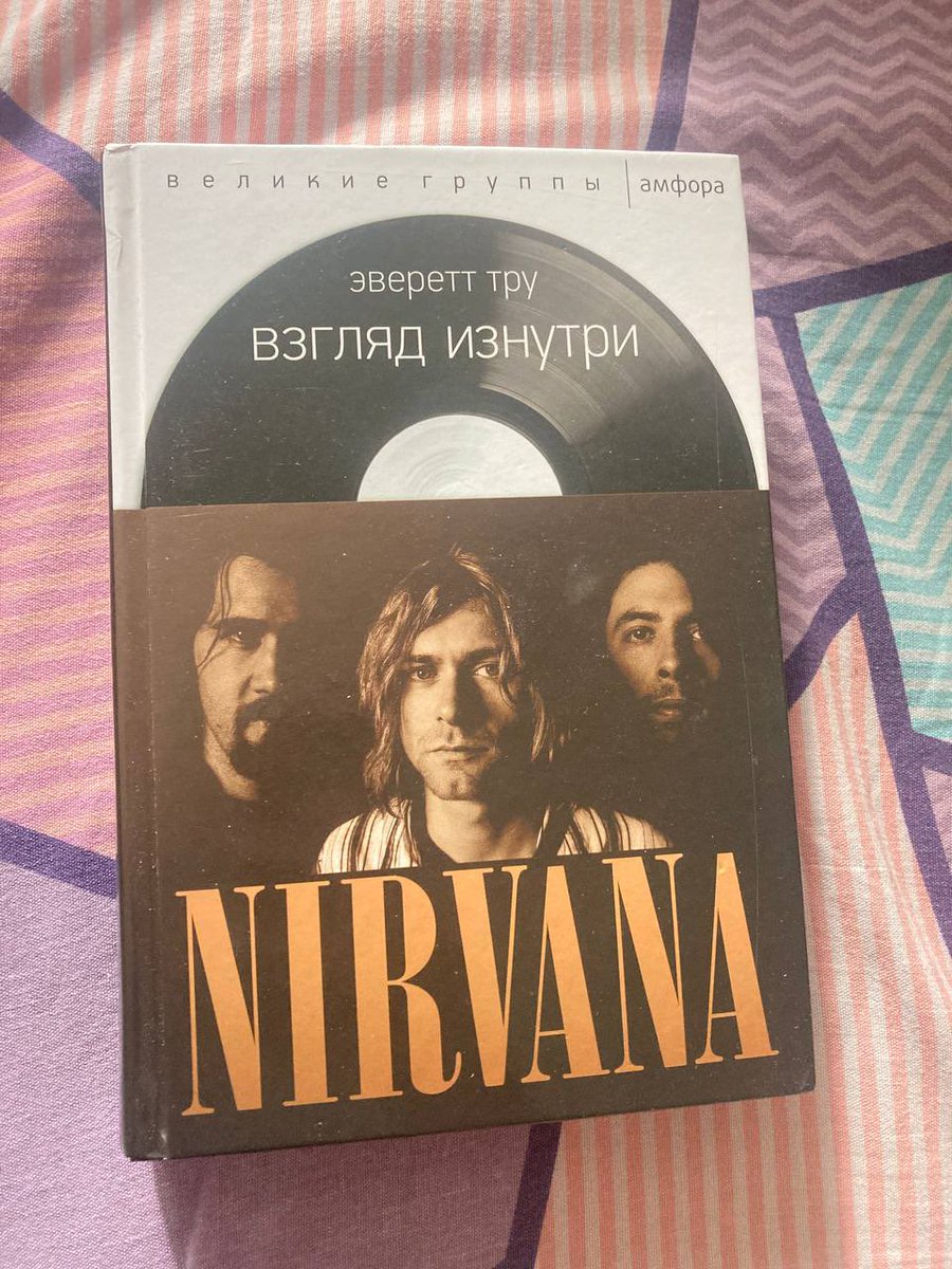 dick_street's tweet photo. На новой работе с 10 июля тружусь на предприятии химпрома. Нельзя проносить смартфон с камерой - только кнопочный. Причем самим заводчанам с ним ходить можно, а нам, подрядчикам, - нет.
За это время на обеде прочитал несколько книг в переплёте, чего не делал последние лет 12-13. https://t.co/1jRXRi4GA0