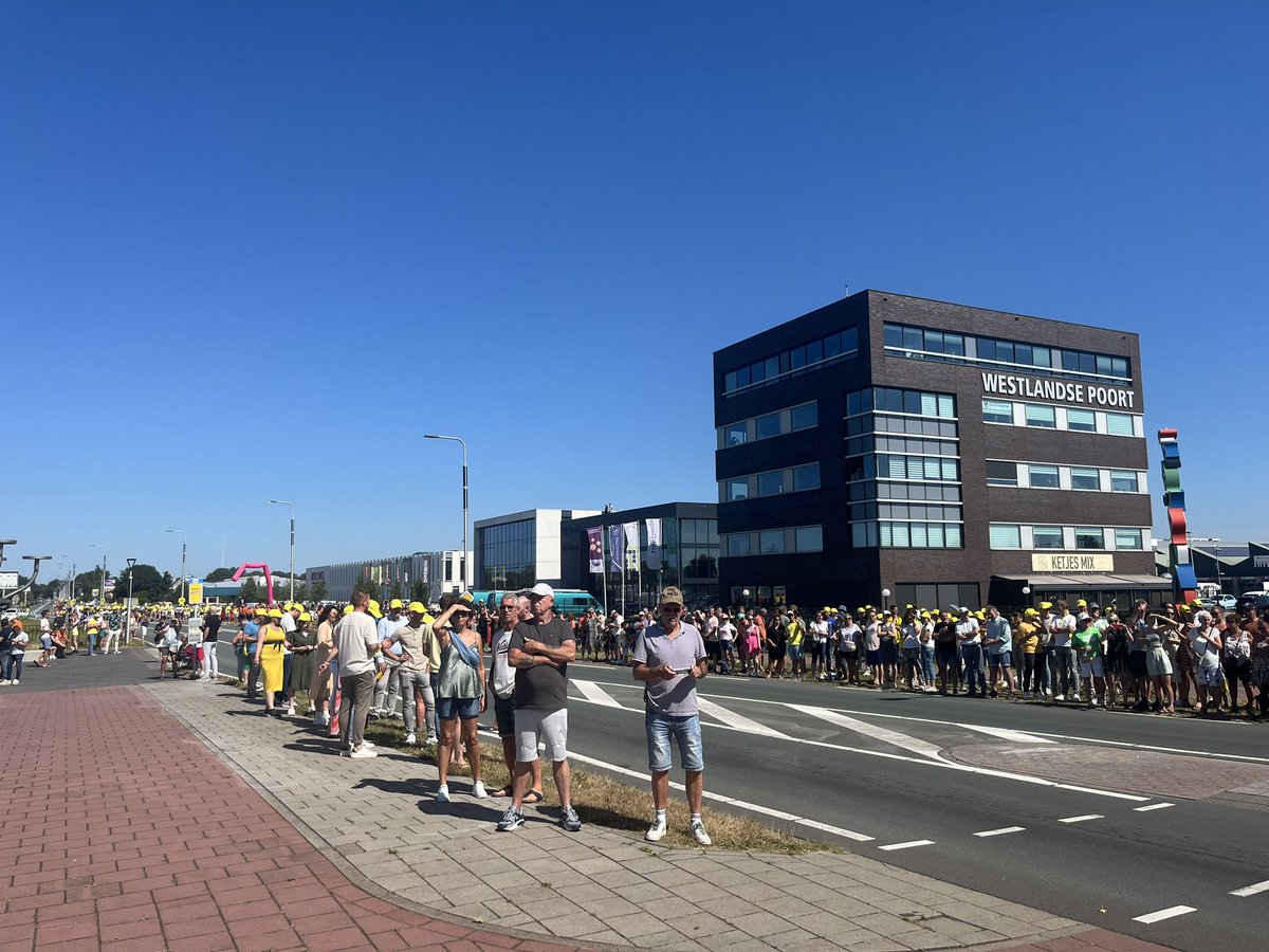Prachtig ! De Tour de France Femme in Den Haag ! Publiek staat rijen dik in het Westland en in Kijkduin. #TDFF2024