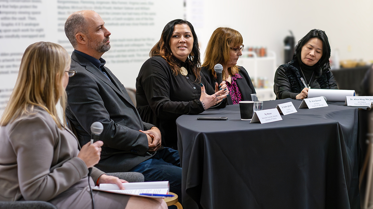 UVic Fine Arts (@uvic_finearts) on Twitter photo Curious what creative & scholarly research projects our Fine Arts faculty are working on via funding from <a href="/SSHRC_CRSH/">SSHRC</a>, <a href="/CanadaCouncil/">Canada Council for the Arts</a> & <a href="/BCArtsCouncil/">BC Arts Council</a>?
ow.ly/b5mN50SBVH3
Pic: Heather Igloliorte + panel at the ’24 Distinguished Women Scholars symposium (Beth Bingham) Curious what creative & scholarly research projects our Fine Arts faculty are working on via funding from <a href="/SSHRC_CRSH/">SSHRC</a>, <a href="/CanadaCouncil/">Canada Council for the Arts</a> & <a href="/BCArtsCouncil/">BC Arts Council</a>?
ow.ly/b5mN50SBVH3
Pic: Heather Igloliorte + panel at the ’24 Distinguished Women Scholars symposium (Beth Bingham)
