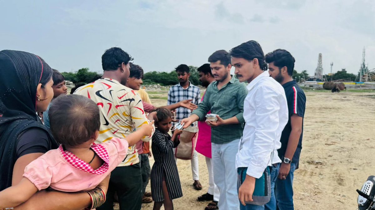 students4seva's tweet photo. सेवार्थ विद्यार्थी काशी प्रांत, प्रतापगढ नगर इकाई के कार्यकर्ताओं द्वारा सेवा बस्ती में भोजन पैकेट का वितरण किया गया।
#StudentsForSeva #WeAreSFS #ServingSociety https://t.co/qJWtSI7oQz