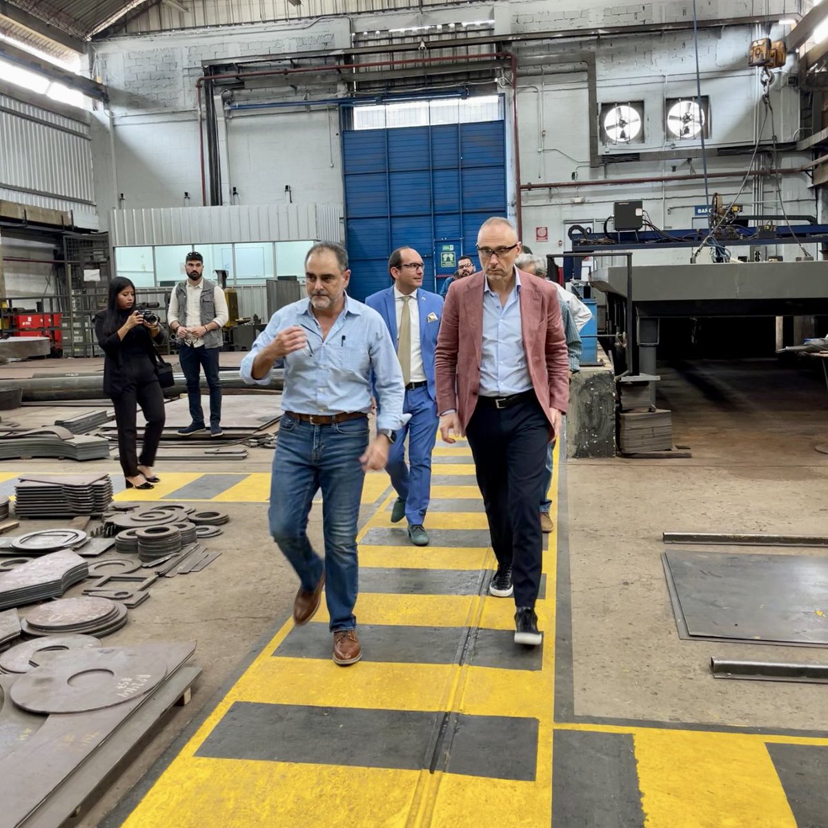 🇮🇹 Coordinamos la visita del Embajador de Italia, <a href="/giovadavoli/">Giovanni</a>, a la planta industrial de nuestro socio <a href="/DeltaDelfini/">DeltaDelfini</a>. Durante el recorrido guiado por <a href="/RiccardoDelfin2/">Riccardo Delfini</a>, el Embajador conoció el legado de la familia en la construcción industrial con maquinarias #MadeInItaly.