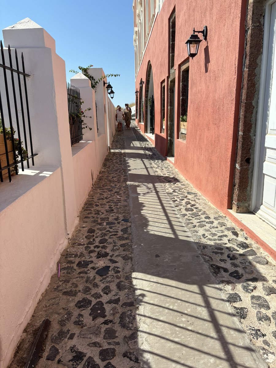AllisonBTimmins's tweet photo. #AtlantisBooks has left #Oia and is now in #Fira, #Santorini. After a long and arduous search in the scorching sun, I finally found it in the #NomikosConferenceCentre overlooking the caldera. The new sign is of course temporary. #books #bookshops https://t.co/T8lHzQXE0Q