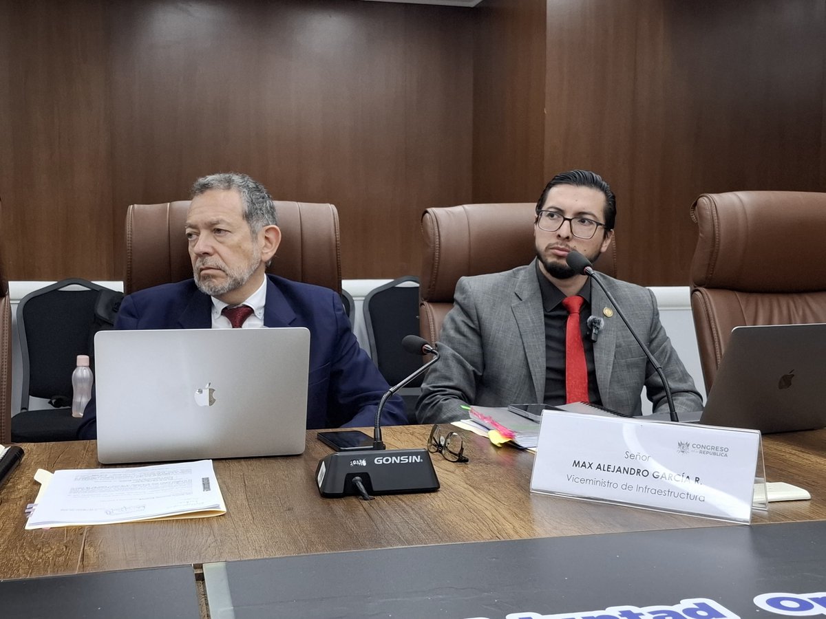 Noti7Guatemala's tweet photo. Ministro de Comunicaciones, Infraestructura y Vivienda @FelixSinExcusas y Viceministro de Infraestructura Max García asisten a citación de @BancadaVos en @CongresoGuate para informar sobre avances en Autopista Palín-Escuintla y Autopista Escuintla-Puerto Quetzal.

📸 @KrenJuarezF https://t.co/U6m0eUu86F
