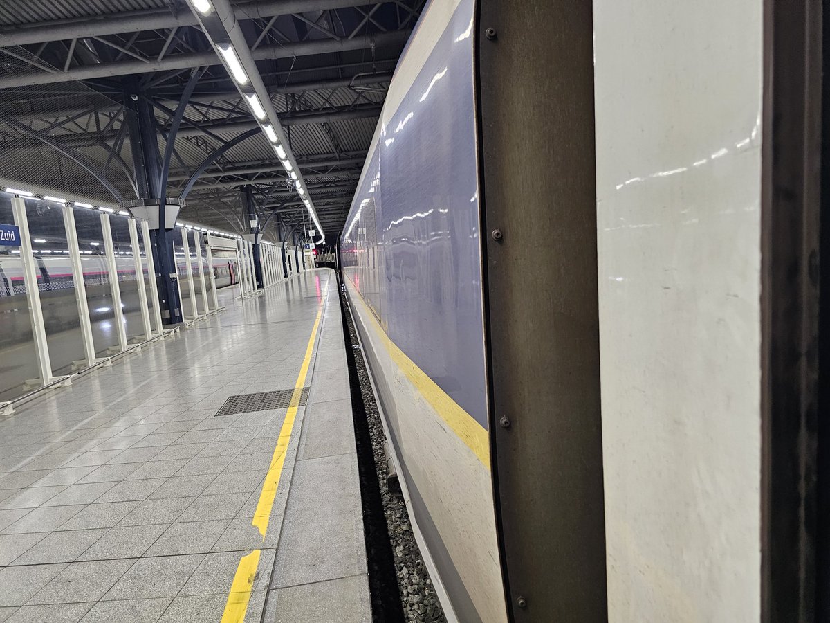 KateFrstr's tweet image. I wish my house had @Eurostar AC... it's lovely and cool on #9152 this evening.

The blue fleet are like coming home, so familiar &amp;amp; full of happy, friendly, faces. I've enjoyed meeting TM Pancras this evening &amp;amp; learning about his perfect name.