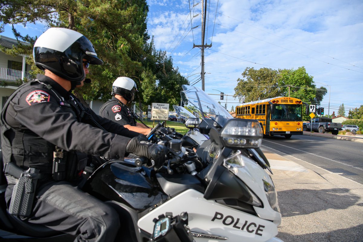 RanchoCordovaPD's tweet photo. 🚌 As students head back to the classroom, the Rancho Cordova Police Department (RCPD) reminds parents and residents to follow the speed limit and be extra careful driving through school zones. More tips on our IG and FB pages!👮‍♂️ https://t.co/wJ6We8d1ew