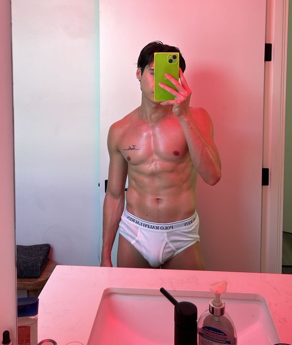 Watch Leo Grand's leaked NSFW photo on TwXstars