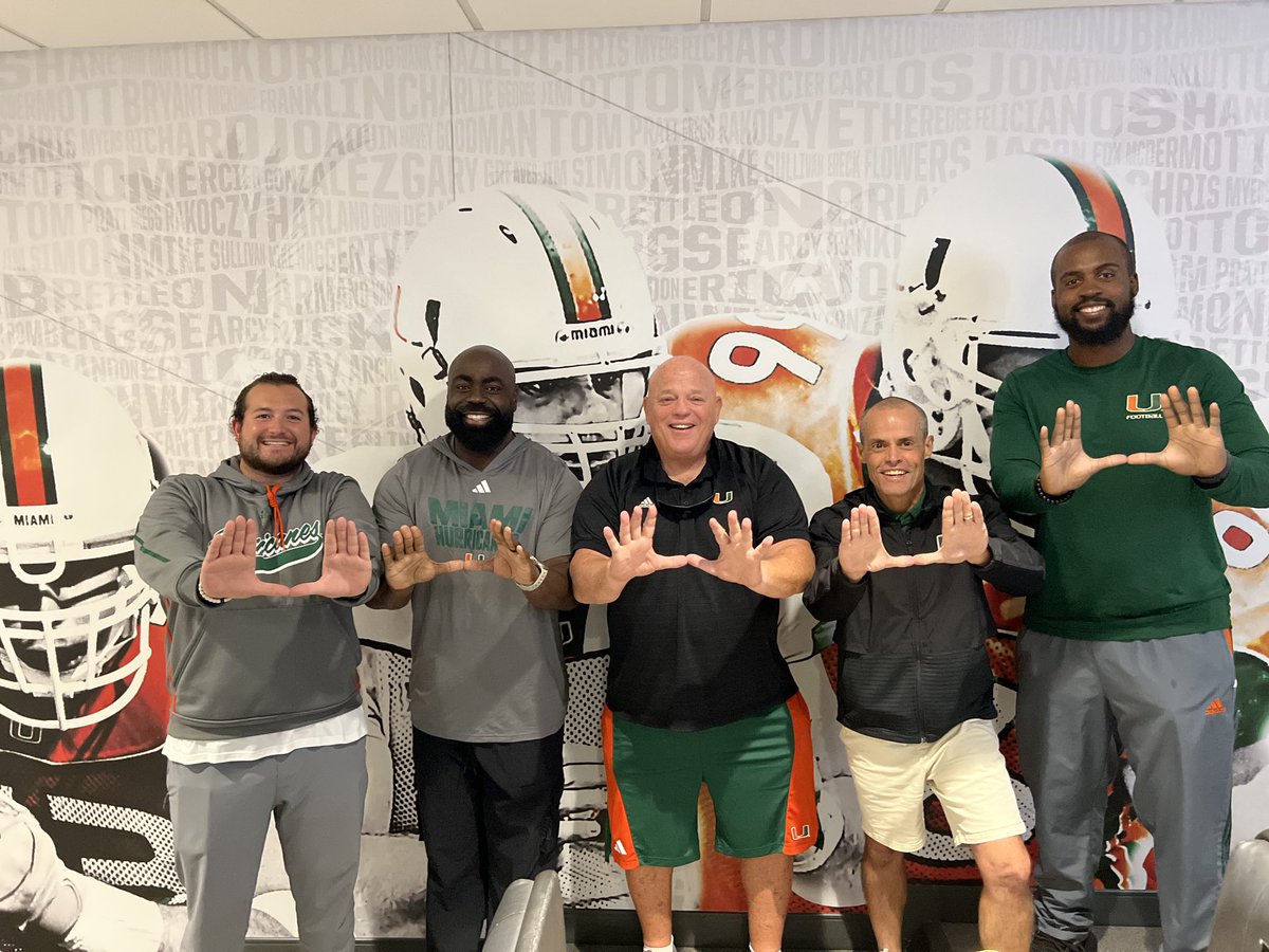UM LEGEND / 5 x National Championship OL Coach / UM Hall of Famer ART KEHOE visiting HIS offensive line room!  We appreciate ‘U’!