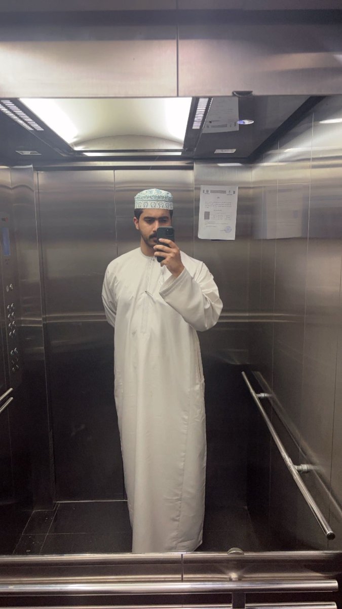 الوقوف في المصعد ليس مجرد انتظار ميكانيكي بين طابق وآخر، بل هو وقفة تأمل قصيرة في قلب الحياة. بين صعود وهبوط، نقف وسط غرباء، وجوه متباينة، أفكار متشابكة. في تلك اللحظة المحدودة، يصبح المصعد مسرحًا صغيرًا لقصص كبيرة، ولحظات فاصلة في حياة كل من حولنا.