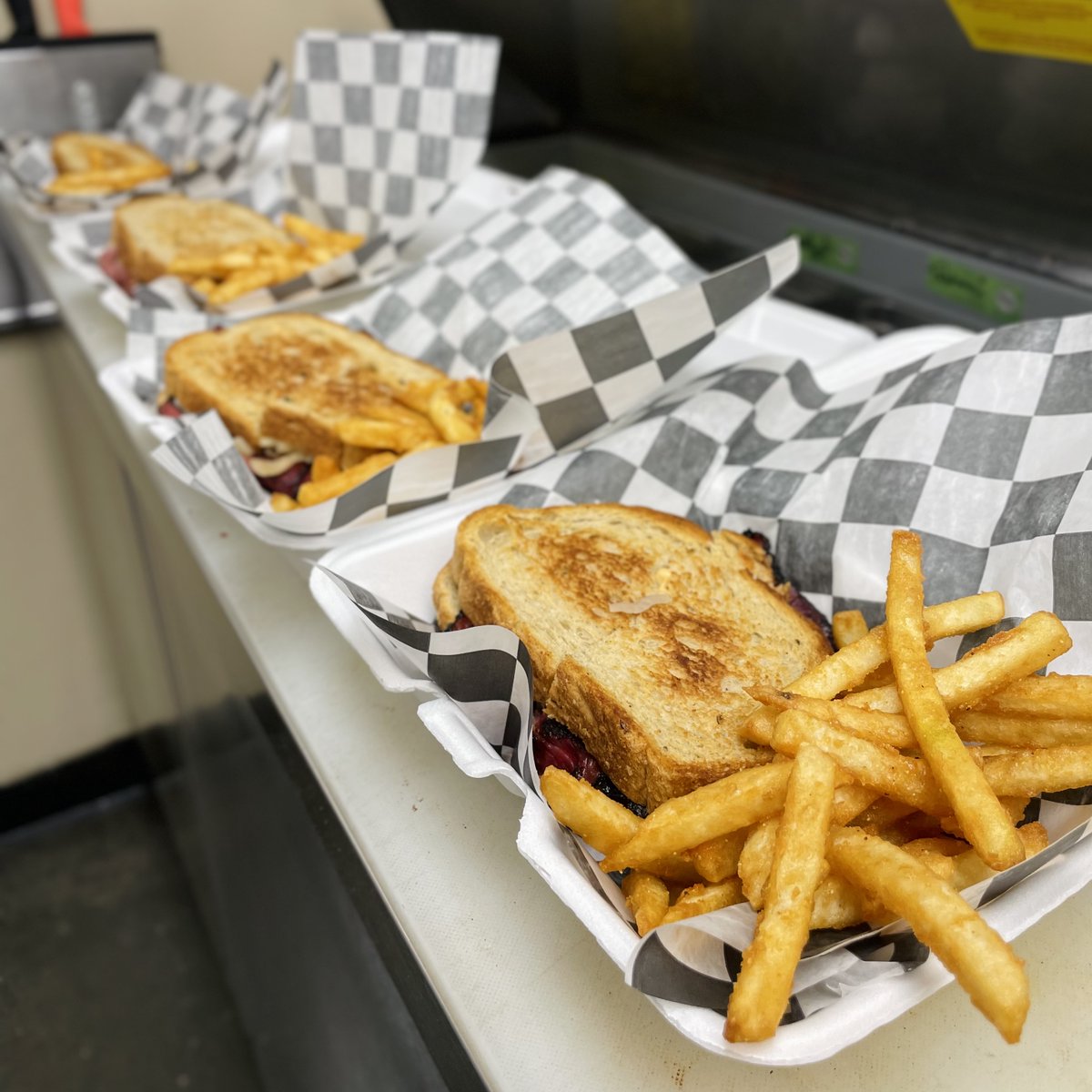 Swipe to build our Reuben sandwich basket 😍➡️

#Reuben #SandwichTime #LocalDeli