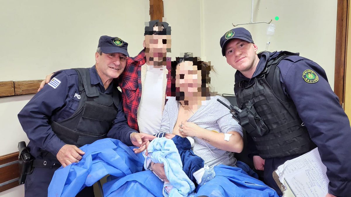 JZO III- ASISTENCIA A PARTO. Hoy 10:30 efectivos  concurren a calle Ubios asisten el parto de C. A de 34 años,  cortando cordón umbilical y dando  primeros auxilios al bebé recién nacido siendo trasladadas ambos en el móvil a P. Malinas en buen estado de salud.