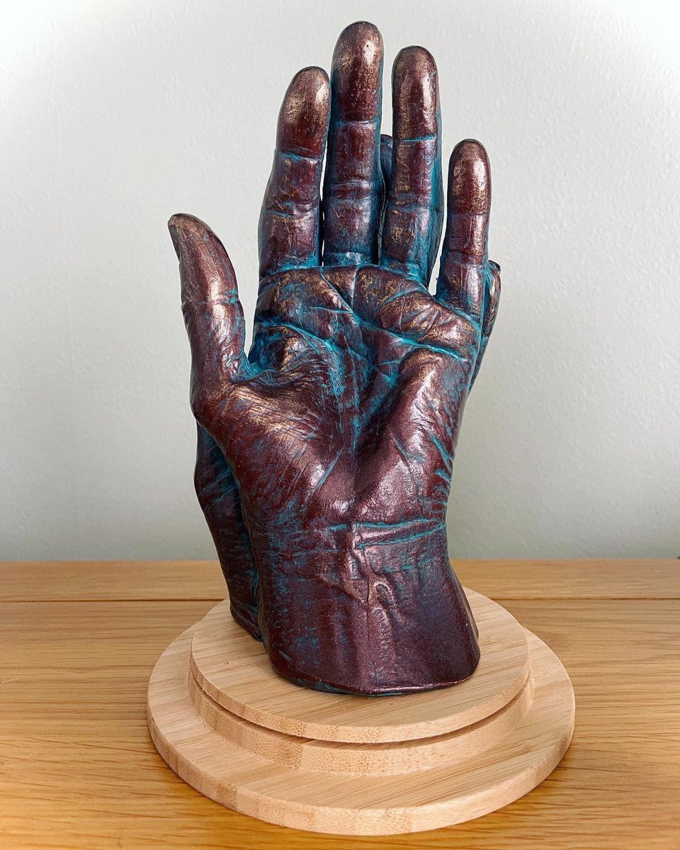 SketchMcDraw's tweet image. A resin life cast I did of my Mother and Sisters hands a while back, I really enjoyed painting it up to make it look like it’s made from Oxidised Bronze.

#lifecast #lifecasting #motheranddaughter #family #hands #resincast