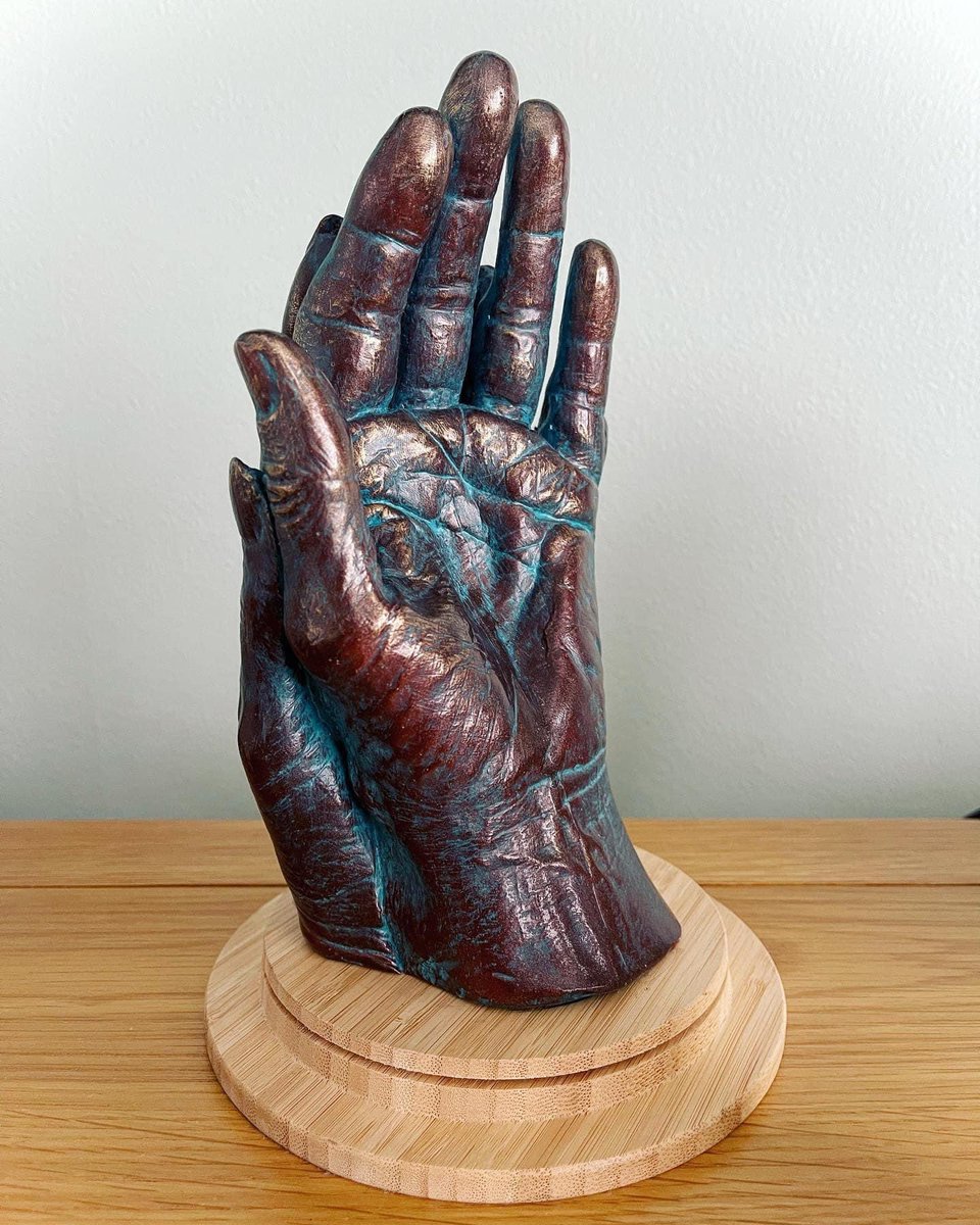 SketchMcDraw's tweet image. A resin life cast I did of my Mother and Sisters hands a while back, I really enjoyed painting it up to make it look like it’s made from Oxidised Bronze.

#lifecast #lifecasting #motheranddaughter #family #hands #resincast