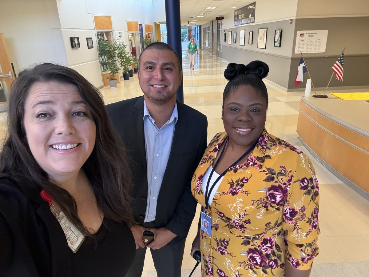 M_Trevino3's tweet image. Today was our first day with students!!! It was amazing #wetired #readyforschool #AdminTeam #firstdayofschool  #IrvingFirstDay @deZavalaMS