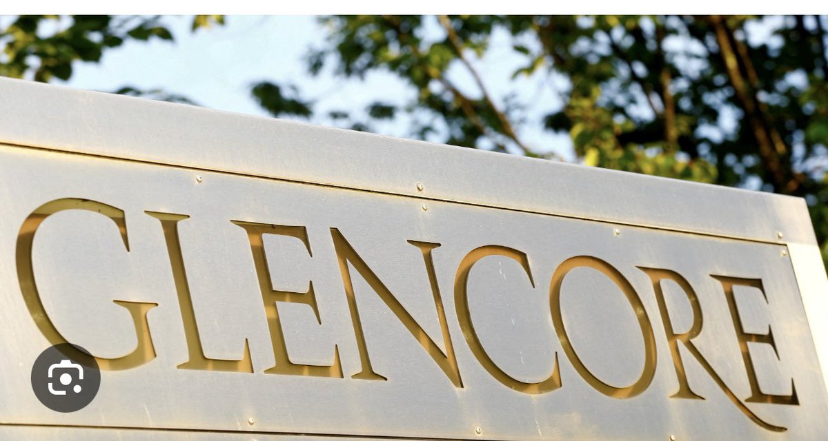 AkereMuna's tweet photo. 🚨 Mise à jour sur Glencore : Le suspense monte ! 🚨

Le Bureau britannique des fraudes graves (SFO) avait initialement cherché à porter des accusations contre 11 individus, mais le bureau du Procureur général du Royaume-Uni n'a autorisé des accusations que contre 5. 
Le vendredi 9 août 2024, le SFO a annoncé son intention d'inculper deux individus supplémentaires, qui ont été convoqués à comparaître devant le tribunal le 10 septembre pour répondre à des accusations écrites. Ces individus seraient "actuellement hors de la juridiction", ce qui signifie qu'ils résident en dehors du Royaume-Uni et ne peuvent être inculpés à moins qu'ils ne se présentent volontairement au tribunal. 
Le SFO n'a pas confirmé si ces individus sont d'anciens dirigeants de Glencore ou d'autres personnes impliquées dans la ce scandale de corruption. Glencore a également refusé de se prononcer. 
Des responsables de haut rang de SONARA ou de SNH seront-ils inculpés ? Restez à l'écoute. “Man no run”