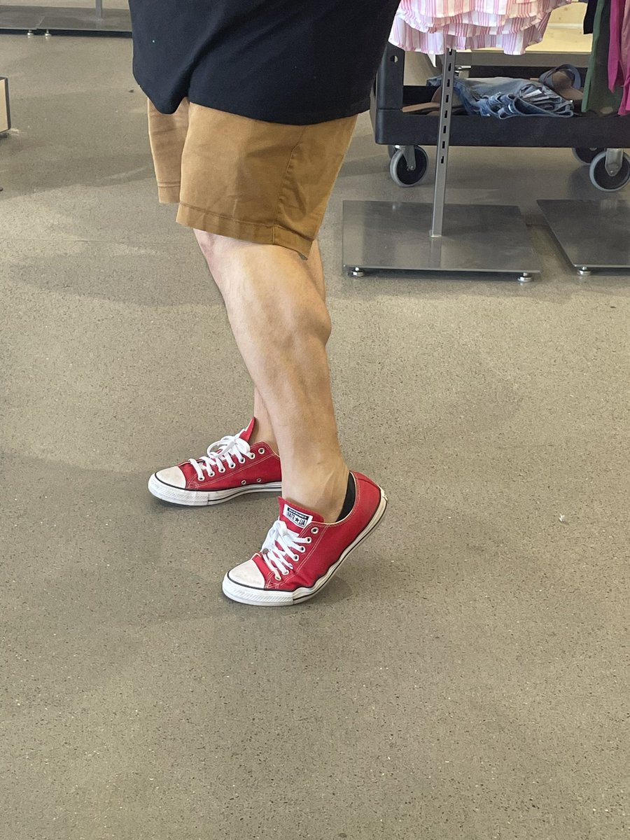 Started working out in June. Nothing crazy just some weights and 20 minutes of cardio. While at work I passed by the mirror and saw my calves 😳 
Leg day is my fave 😬