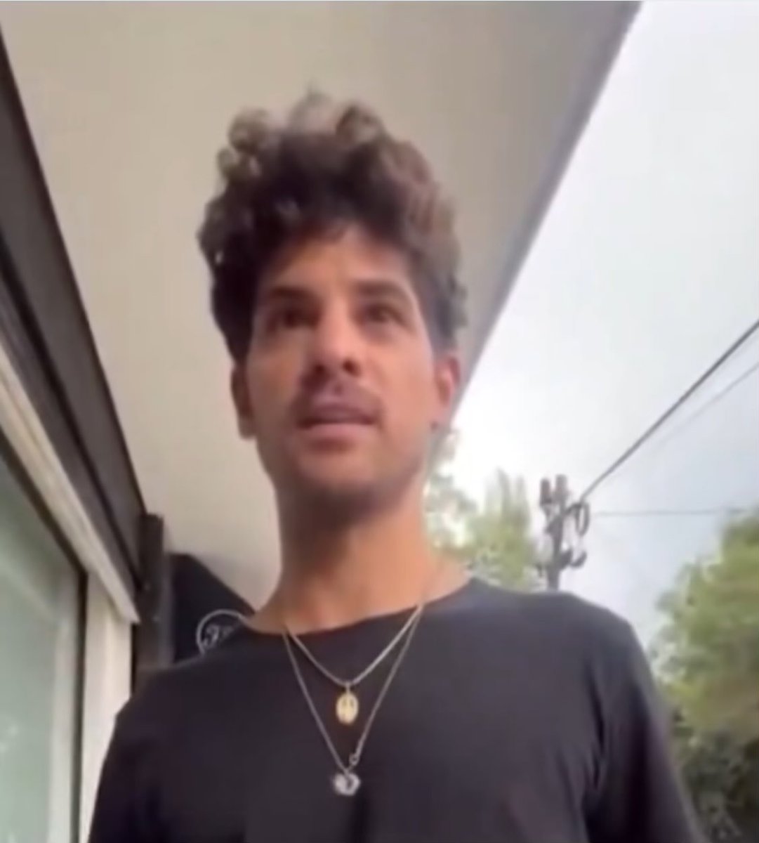 Amigos de la colonia Condesa. ¿Ubican a este sujeto? Es un extranjero que por el hecho de serlo se siente con el derecho de no levantar la caca 💩 de su perro. Y todavía se pone altanero con la vecina que se lo reclamó. Denúncialo.