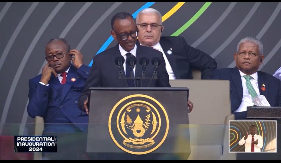 cesarchiyaya's tweet photo. PAUL KAGAME ATIRA-SE CONTRA O OCIDENTE 

Ontem, o Presidente do Ruanda, Paul Kagame, sucedeu a si próprio para um 4• mandato de 5 anos.

Mas na  tomada de posse, Kagame “atirou pedras” à distância a todos aqueles que o acusam de ditator:

"Este é um momento para refletir sobre o tipo de mundo em que queremos que os nossos filhos vivam.

Não há mais espaço para os poderosos imporem a sua visão sobre como os outros devem viver.

Ou criarem narrativas que falsifiquem a verdade.

 Isso deve sempre ser resistido, mesmo quando sob pressão.

Na verdade, nós, africanos, somos um povo que lutou consistentemente contra a injustiça.

Não precisamos de nenhuma lição sobre a melhor forma de o fazer.

Como toda a gente, o que mais importa para nós é ver o nosso povo viver vidas seguras, saudáveis e dignas”, fechou. 

Ou seja, para Paul Kagame, ninguém pode dar lições de moral aos africanos, porque foi a África que sempre lutou contra a opressão imposta pelas potências ocidentais.

“E até lá, estou-me nas tintas”.