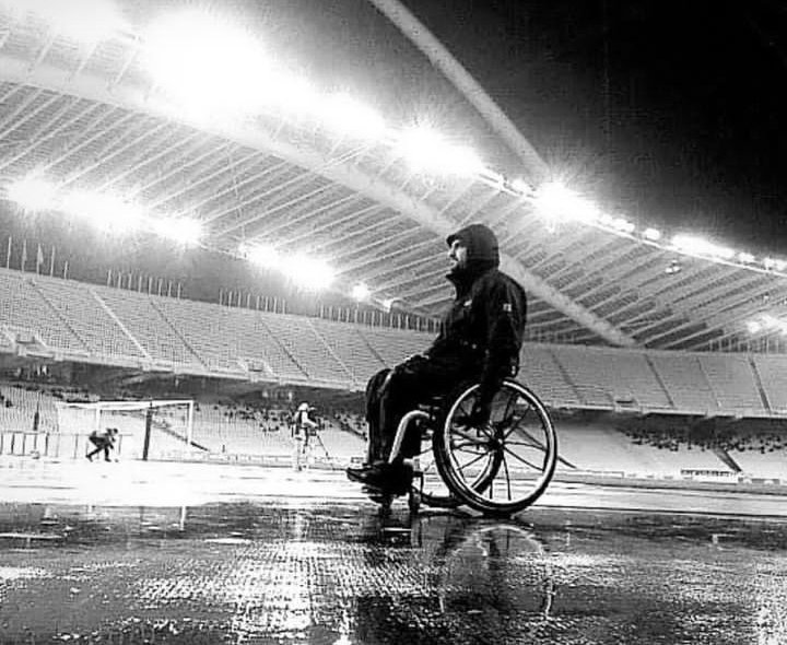 Αυτή η εικόνα τα λέει όλα. Βροχή, άδειο ΟΑΚΑ, αλλά ο Νίκος εκεί.

1974 - ∞