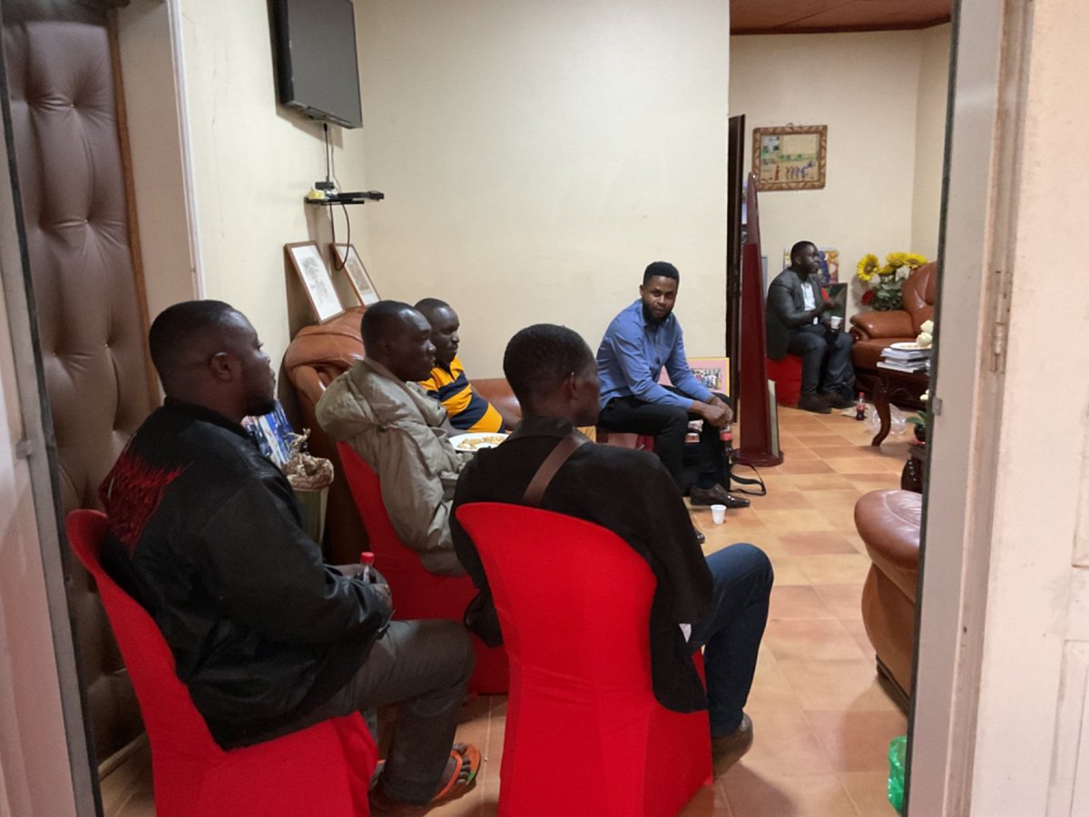 En réunion avec  les cocksseurs, principaux acteurs dans la commercialisation des fèves de cacao au sein de notre territoire rural. Nous souhaitons structurer la filière dans notre Commune en relation avec les sectoriels pour optimiser les revenus de nos petits producteurs.