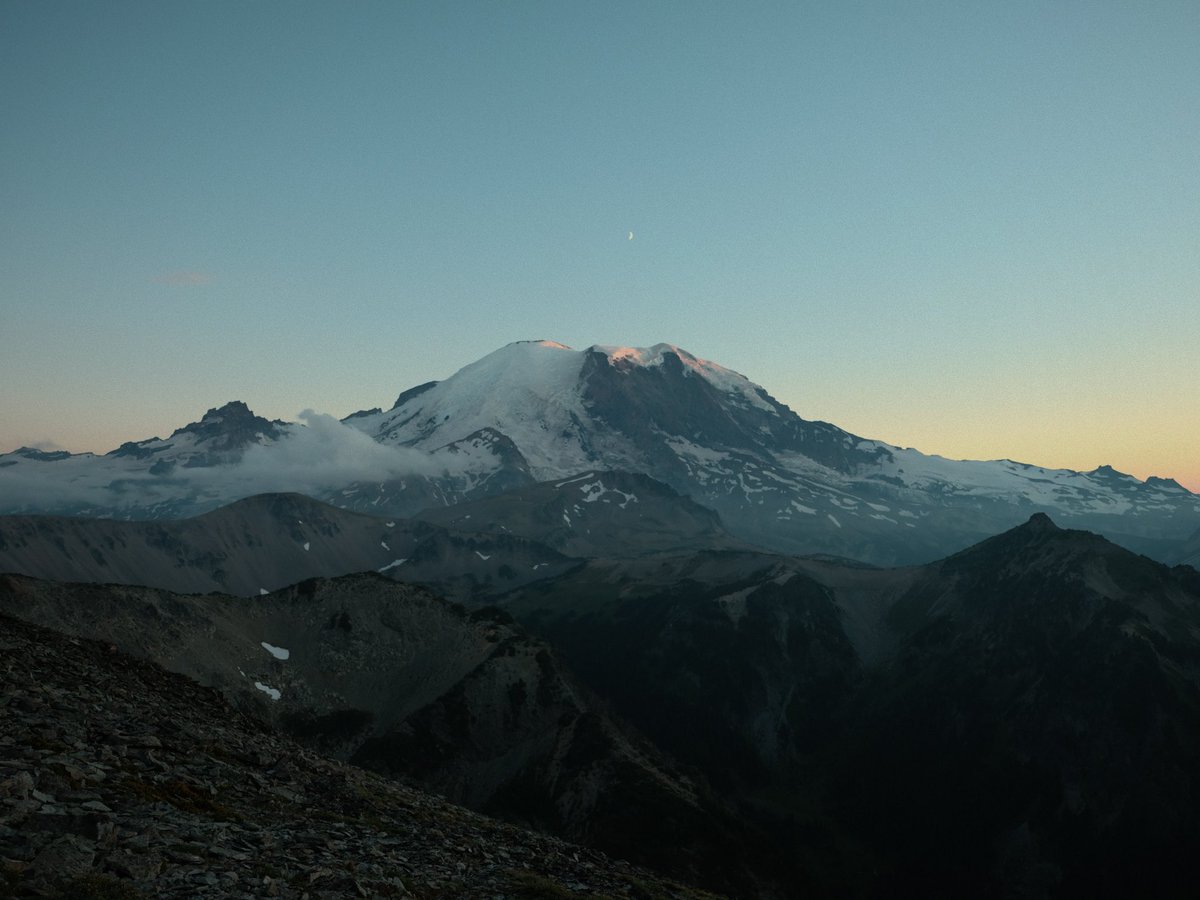 _dgezp's tweet photo. stages of a rainier sunset 🌞🏔️🌙 https://t.co/6n49iZYpGb