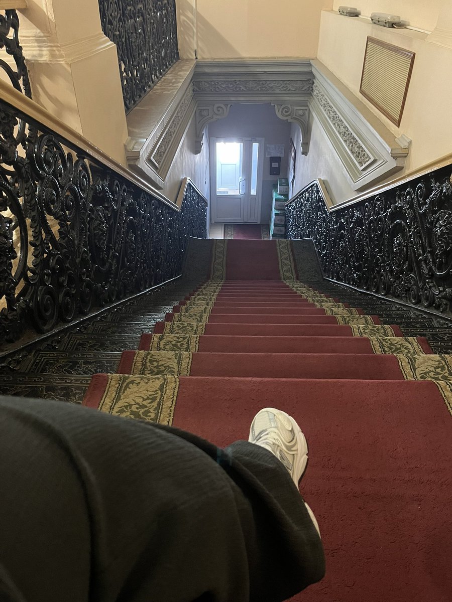 Mergary's tweet photo. Сидеть в ЗАГСе, буквально во ДВОРЦЕ бракосочетания, чтобы подтвердить отсутствие у себя брака - это какой-то кринж https://t.co/YeGLFiJcAZ
