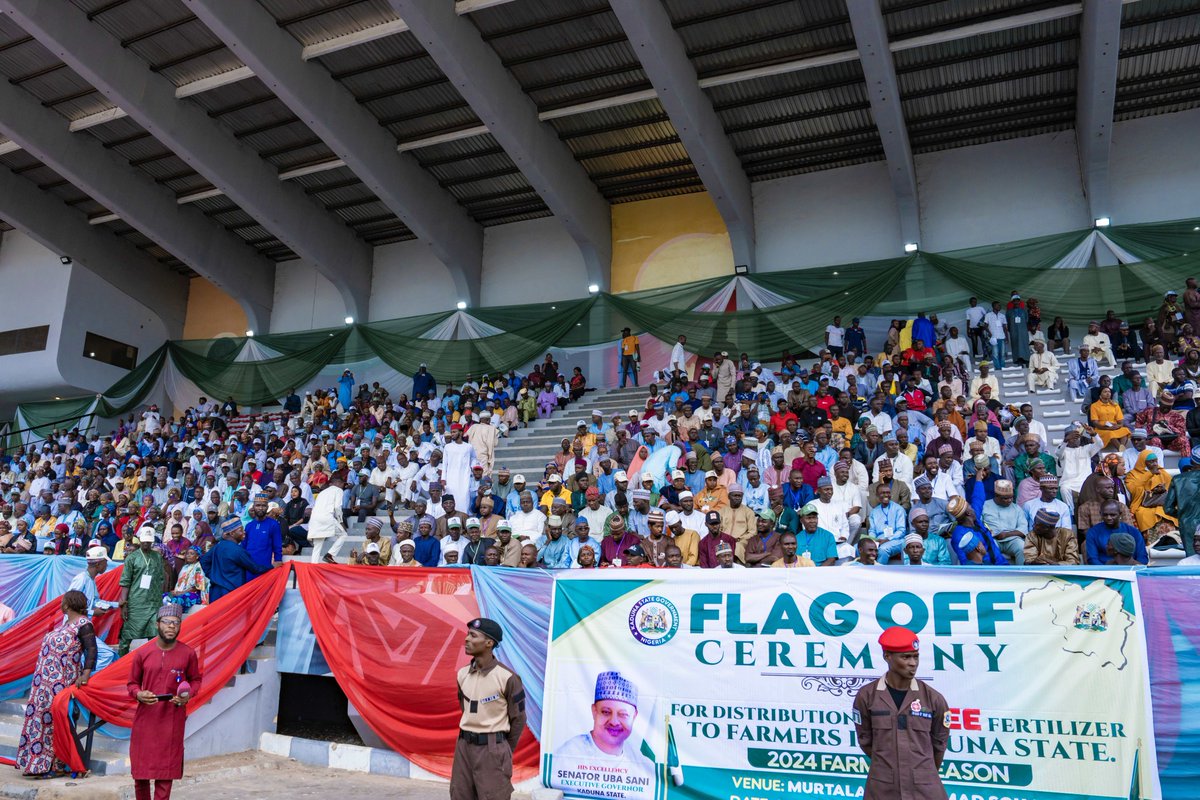 ubasanius's tweet image. In a bid to empower our farmers and re-energize the agricultural sector in Kaduna State, I flagged off the distribution of 500 trucks (about 15,000 metric tonnes) to farmers across Kaduna State. 240,000 bags will be distributed to 120,000 smallholder farmers  for free. 

The…