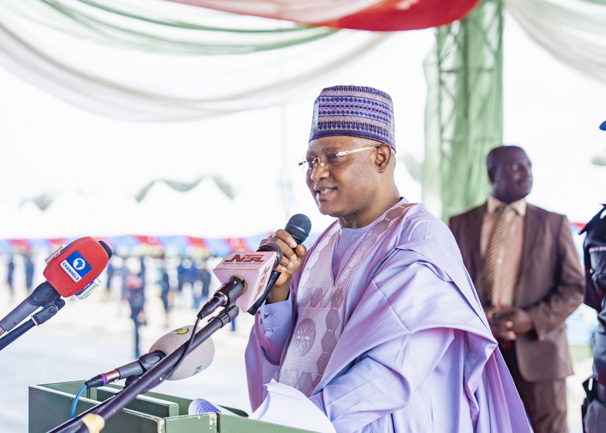 ubasanius's tweet image. In a bid to empower our farmers and re-energize the agricultural sector in Kaduna State, I flagged off the distribution of 500 trucks (about 15,000 metric tonnes) to farmers across Kaduna State. 240,000 bags will be distributed to 120,000 smallholder farmers  for free. 

The…